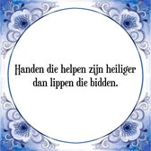 Tegeltje met Spreuk (Tegeltjeswijsheid): Handen die helpen zijn heiliger dan lippen die bidden. + Kado verpakking & Plakhanger
