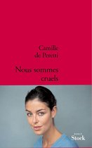 Camille de Peretti - Nous sommes cruels, portret van een vrouw met blauwe ogen en donker haar.