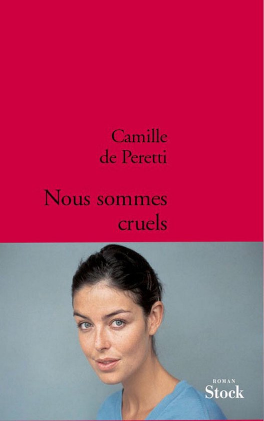 Camille de Peretti - Nous sommes cruels, portret van een vrouw met blauwe ogen en donker haar.