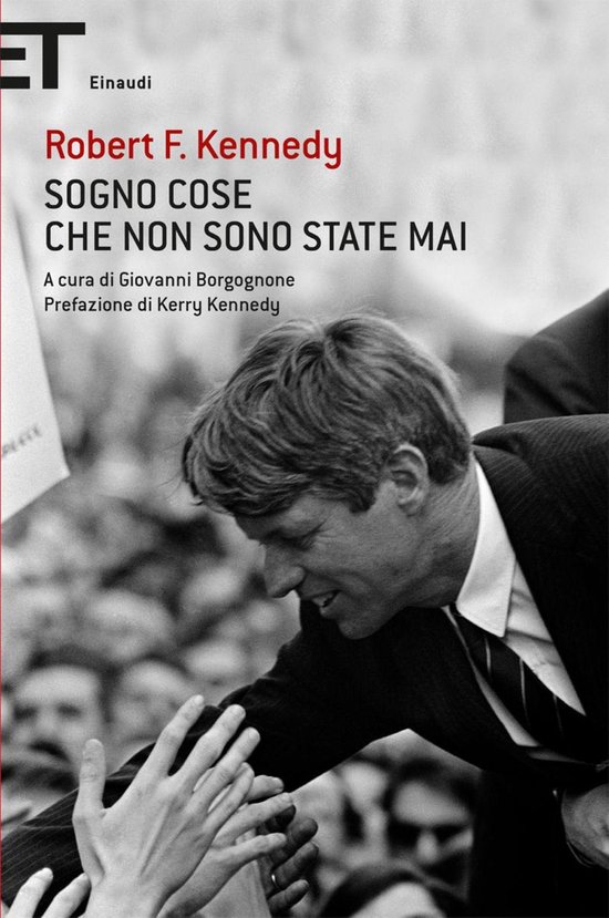 Boekomslag met Robert F. Kennedy die de hand van iemand schudt. Titel: SOGNO COSE CHE NON SONO STATE MAI.