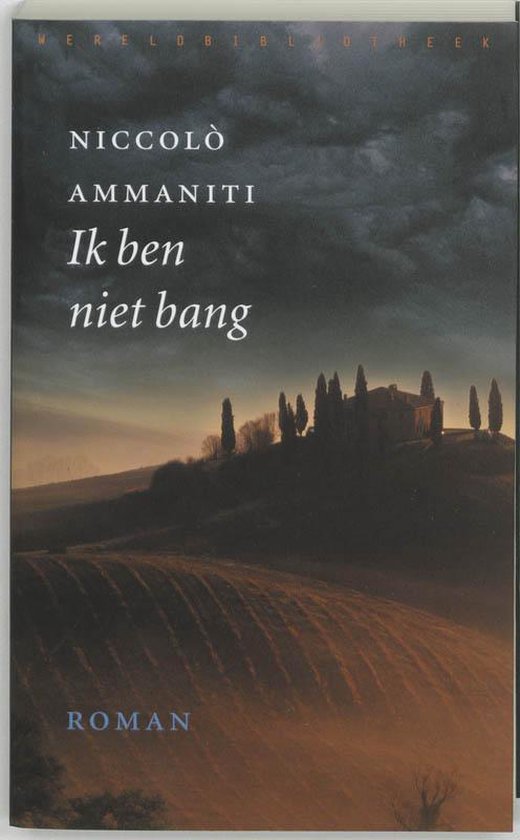 Couverture de livre : "Je n'ai pas peur" de Niccolò Ammaniti. Paysage de collines ondulantes avec une villa au loin, au coucher du soleil.