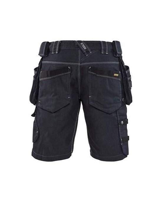 Achterkant van een donkerblauwe werkshort met veel zakken, riemlussen en witte stiksels.