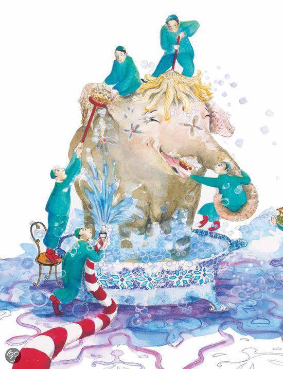 Vijf mannen wassen een olifant in een badkuip, met veel schuim en water.