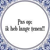 Tegeltje met Spreuk (Tegeltjeswijsheid): Pas op; ik heb lange tenen!! + Kado verpakking & Plakhanger