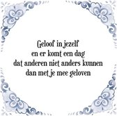 Tegeltje met Spreuk (Tegeltjeswijsheid): Geloof in jezelf en er komt een dag dat anderen niet anders kunnen dan met je mee geloven + Kado verpakking & Plakhanger