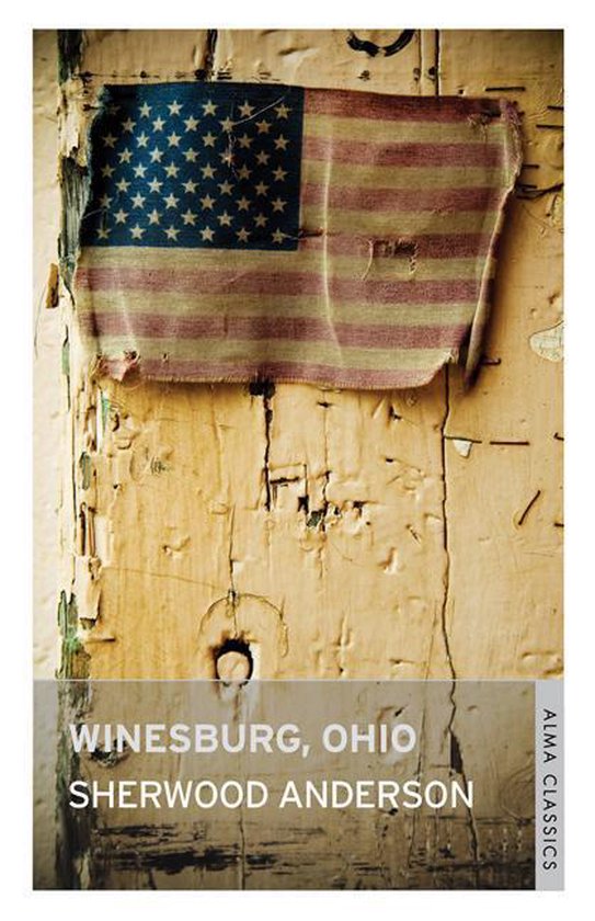 De Amerikaanse vlag bedekt een verweerde, gelige muur met AFMA CLASSICS Winesburg, Ohio Sherwood Anderson.