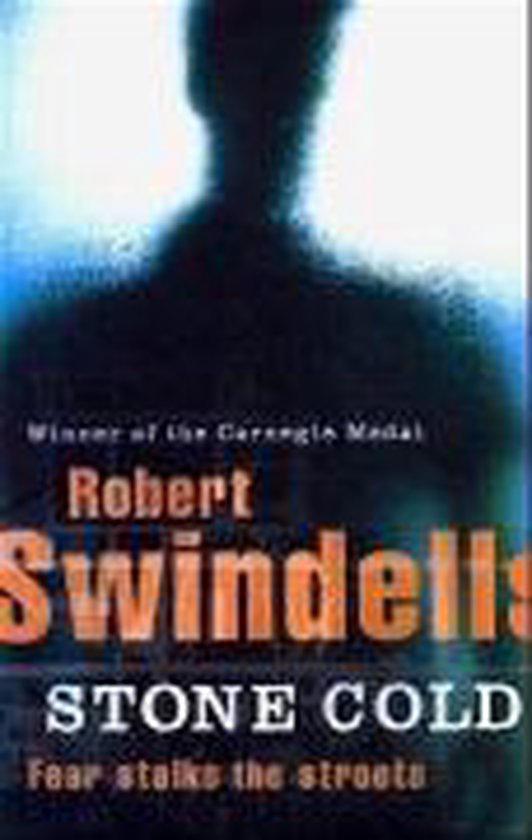 Couverture du livre "Stone Cold" de Robert Swindells, avec la silhouette d'un homme et le texte "Fear stalks the streets".