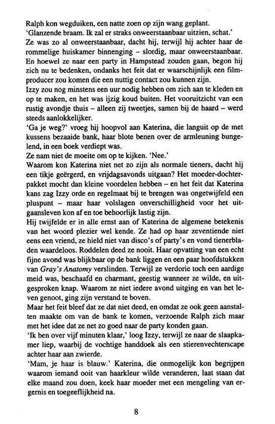 Een vrouw met bruin haar, lachend, in een witte trui.