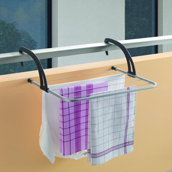 Zilverkleurig droogrek met zwarte ophangarmen, bevestigd aan een balkon, met wasgoed.