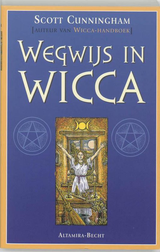 Boek 'Wegwijs in Wicca' door Scott Cunningham. De kaft toont een vrouw in witte jurk met armen omhoog, staand in een open deuropening, met symbolen van de maan en sterren.