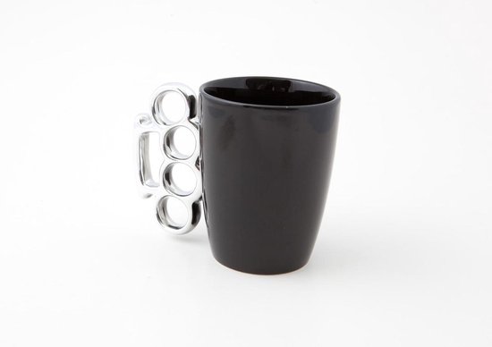 Tasse noire avec une poignée chromée en forme de poing américain.