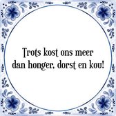 Tegeltje met Spreuk (Tegeltjeswijsheid): Trots kost ons meer dan honger, dorst en kou! + Kado verpakking & Plakhanger