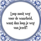 Tegeltje met Spreuk (Tegeltjeswijsheid): Loop nooit weg voor de waarheid, want dan loop je weg van jezelf! + Kado verpakking & Plakhanger