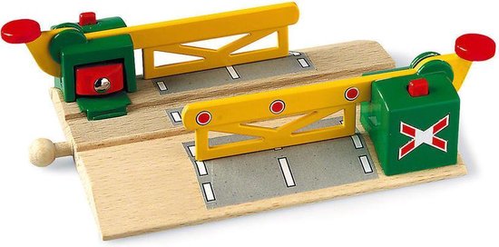 Houten magnetische treinbaanovergang van BRIO met twee groen-gele slagbomen, een rode bedieningsknop en een wit handvat.