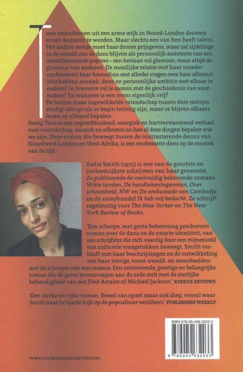 De achterflap van 'Swing Time' toont een foto van Zadie Smith met een rode hoofddoek en een zachtroze jurk.