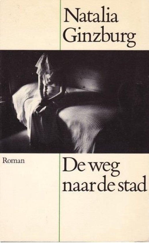 Boekcover: De weg naar de stad, roman van Natalia Ginzburg. Een vrouw in een trouwjurk zit op een bed in een donkere kamer.