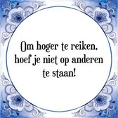 Tegeltje met Spreuk (Tegeltjeswijsheid): Om hoger te reiken, hoef je niet op anderen te staan! + Kado verpakking & Plakhanger