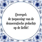 Tegeltje met Spreuk (Tegeltjeswijsheid): Overspel; de toepassing van de democratische gedachte op de liefde! + Kado verpakking & Plakhanger