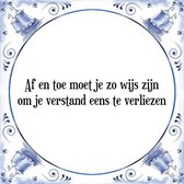 Ouderwets  Tegeltje met Spreuk (oude wijsheid): Af en toe moet je zo wijs zijn om je verstand eens te verliezen + Cadeau verpakking & Plakhanger