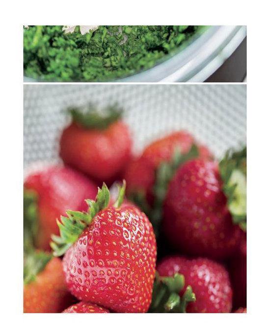 Verse rode aardbeien met groene steeltjes in een vergiet.