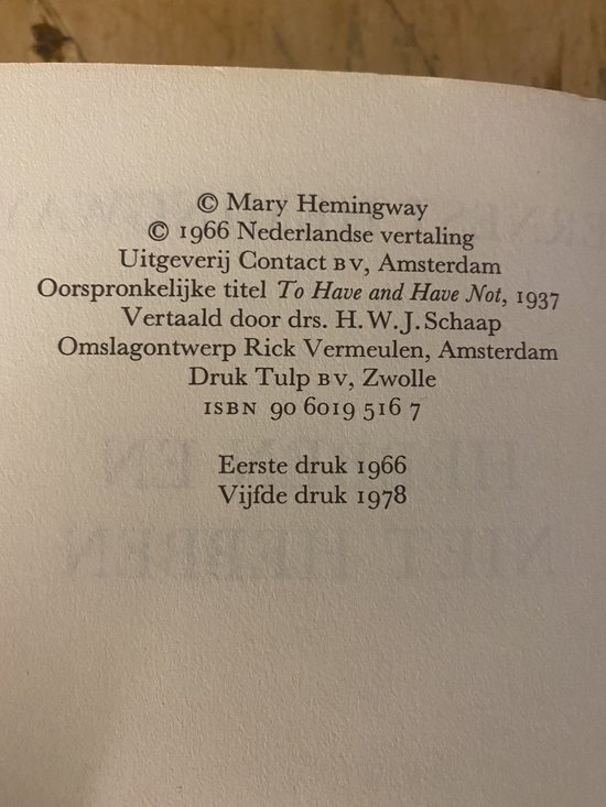 Omslag met tekst: "Mary Hemingway", "1966 Nederlandse vertaling", "Oorspronkelijke titel To Have and Have Not", "Vertaling door drs. H. W. J. Schoon", "Omslagontwerp Rick Vermeulen", "Amsterdam", "Druk Tulp B.V., Zwolle", "ISBN 90 6019 516 7", "Eerste druk 1966", "Vijfde druk 1978".
