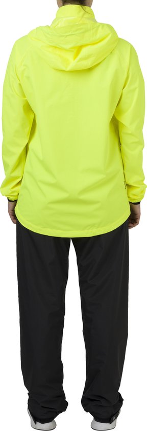 Achterkant van een persoon in een felgele jas met capuchon en zwarte broek.