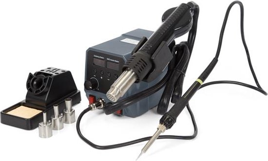Soldeerstation met heteluchtpistool, soldeerbout, standaard met reinigingsspons en extra nozzles.