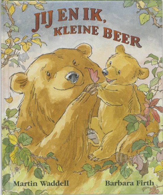 Een beer en een kleine beer kijken naar een vlinder in een bos. De titel luidt 'Jij en ik, Kleine Beer'.