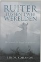 Boekcover met de titel 'Ruiter tussen twee werelden' en een silhouet van een paard in de mist.