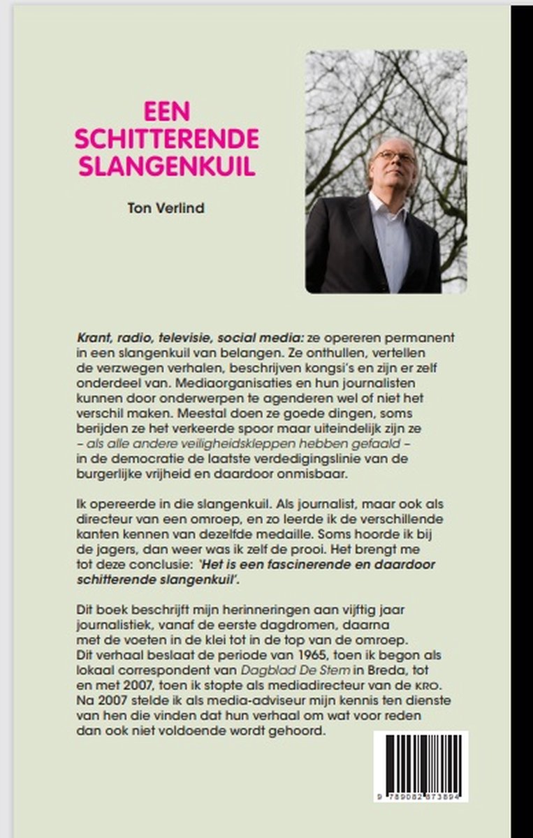 Portret van Ton Verlind, auteur van 'Een schitterende slangenkuil', staand voor bomen. Titel en auteursnaam op de achterflap.