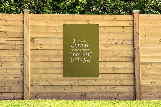 Tuinposter 80x120 cm - Tuindecoratie Wijn quote "I cook with wine sometimes I even add it to the food" met groene achtergrond - Poster voor in de tuin - Buiten decoratie - Schutting tuinschilderij - Tuindoek muurdecoratie - Wanddecoratie balkondoek