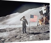 Astronaut gives salute beside U.S. flag (maanlanding) - Foto op Dibond - 40 x 30 cm