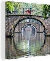 Bicyclettes rouges sur les canaux d' Amsterdam 20x20 cm - petit - Tirage photo sur toile (Décoration murale salon / chambre) / Villes européennes Peintures sur toile