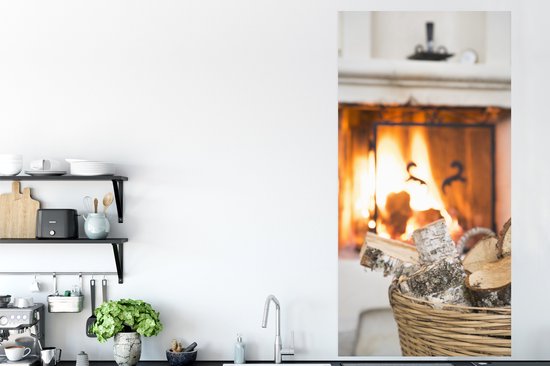 Affiche Cheminée derrière un panier de bois - 75x150 cm