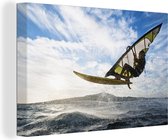 Canvas Schilderij Een windsurfer is aan het freestylen - 60x40 cm - Wanddecoratie