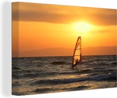 Canvas Schilderij Een windsurfer bij zonsondergang - 60x40 cm - Wanddecoratie