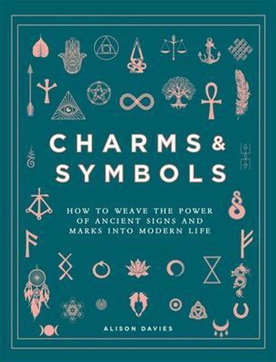 Boekomslag met de titel 'CHARMS & SYMBOLS' en vele symbolen in oudroze op een groene achtergrond.
