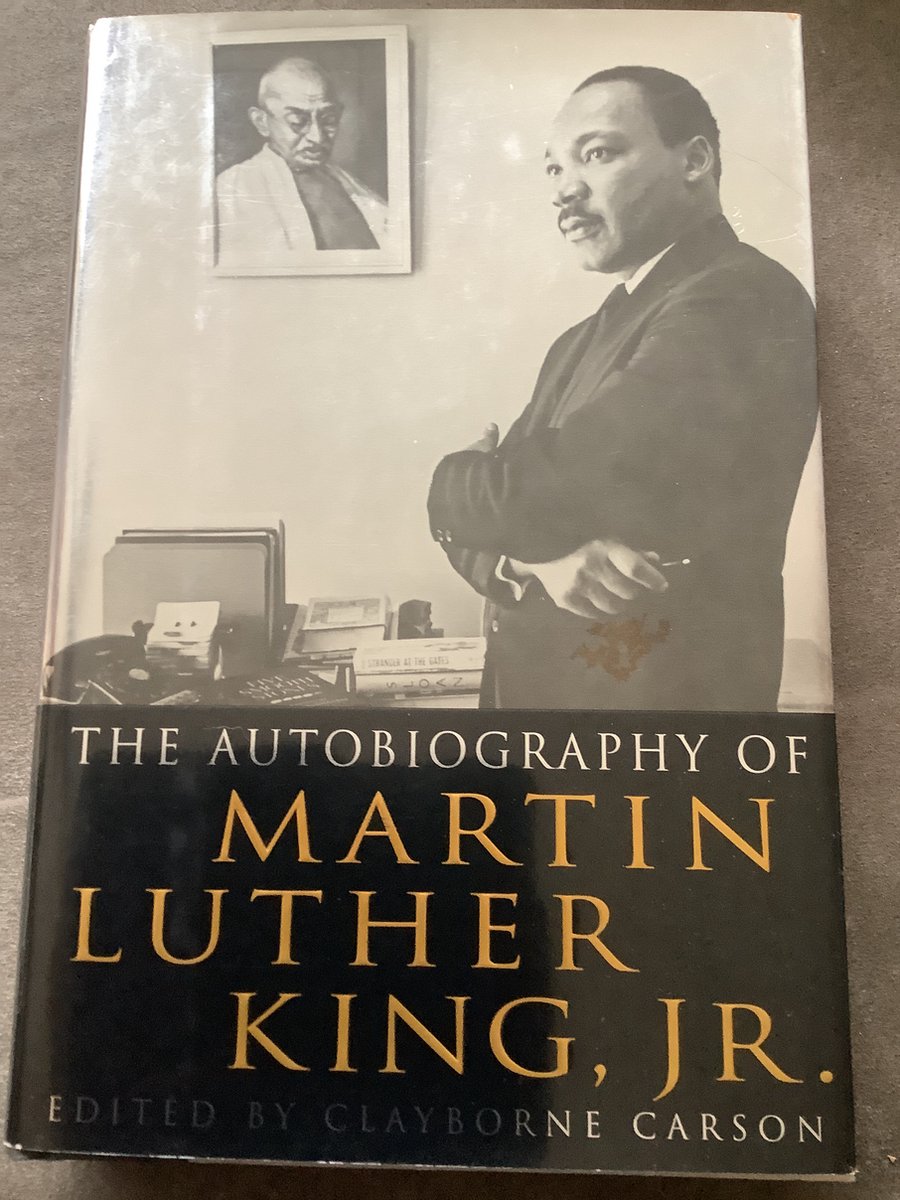 Boekomslag 'The Autobiography of Martin Luther King, Jr.' met een foto van Martin Luther King Jr. en een klein portret.