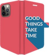 Apple iPhone 13 Pro Telefoonhoesje - Portemonneehoesje  - Met pasjeshouder - Met Quote - Good Things - Rood