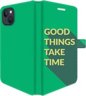 Apple iPhone 13 Telefoonhoesje - Portemonneehoesje  - Met pasjeshouder - Met Quote - Good Things - Groen