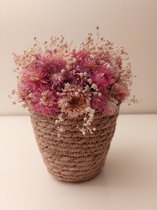Mandje gezelligheid.. rietenmandje met helichrysum (strobloem) en gipskruid 20cm hoog 15cm breed