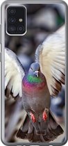 Samsung Galaxy A52 5G hoesje - Close-up van een opvliegende duif - Siliconen Telefoonhoesje