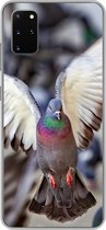 Geschikt voor Samsung Galaxy S20 Plus hoesje - Close-up van een opvliegende duif - Siliconen Telefoonhoesje