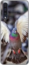 Geschikt voor Samsung Galaxy A50 hoesje - Close-up van een opvliegende duif - Siliconen Telefoonhoesje