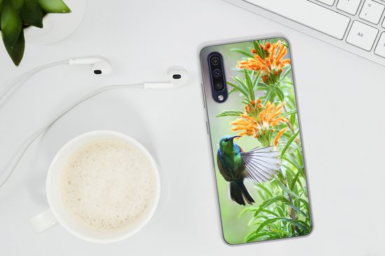 Telefoonhoesje Geschikt voor Samsung Galaxy A30s hoesje - Close-up van een kleurrijke vogel naast planten met oranje bloemen - Siliconen Telefoonhoesje Telefoonhoesje