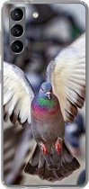 Geschikt voor Samsung Galaxy S21 hoesje - Close-up van een opvliegende duif - Siliconen Telefoonhoesje