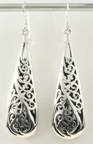 Lange opengewerkte druppelvormige zilveren oorbellen