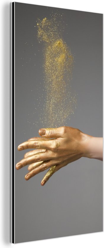 Wanddecoratie Metaal - Aluminium Schilderij Industrieel - Vrouw met goud geverfde handen en een wolk van glitters - 20x40 cm - Dibond - Foto op aluminium - Industriële muurdecoratie - Voor de woonkamer/slaapkamer
