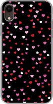 Geschikt voor iPhone XR hoesje - Een illustratie met hartjes op een zwarte achtergrond - Siliconen Telefoonhoesje