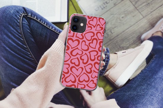 Telefoonhoesje Geschikt voor iPhone 12 hoesje - Een illustratie van behang met rode hartjes - Siliconen Telefoonhoesje Telefoonhoesje